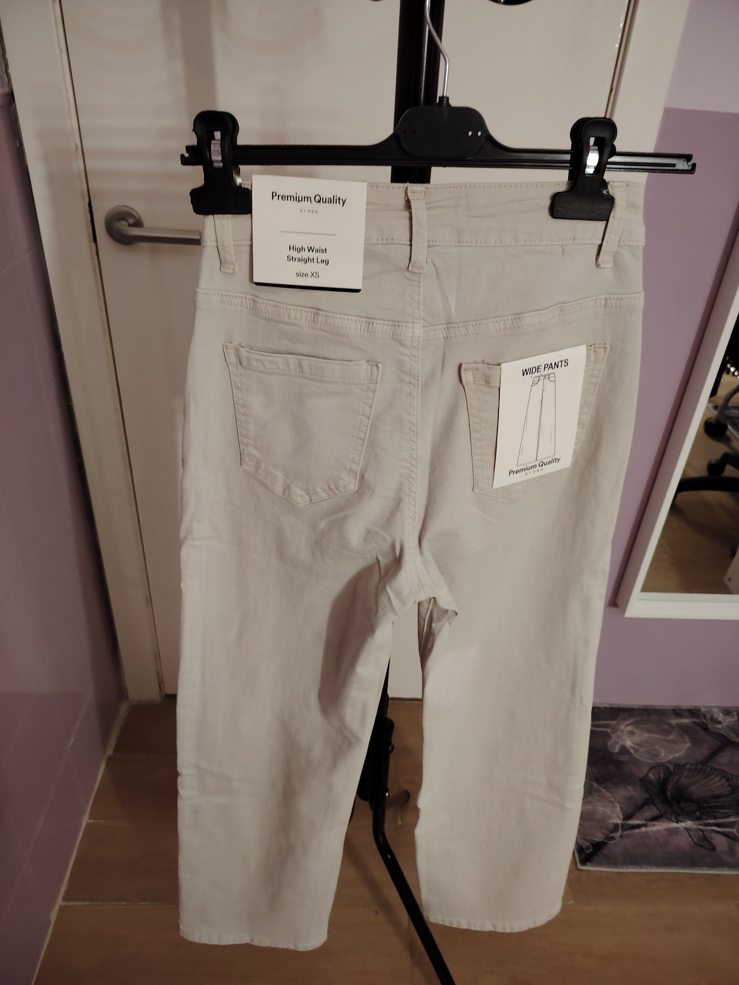 Pantalón vaquero beige botones bolsillos