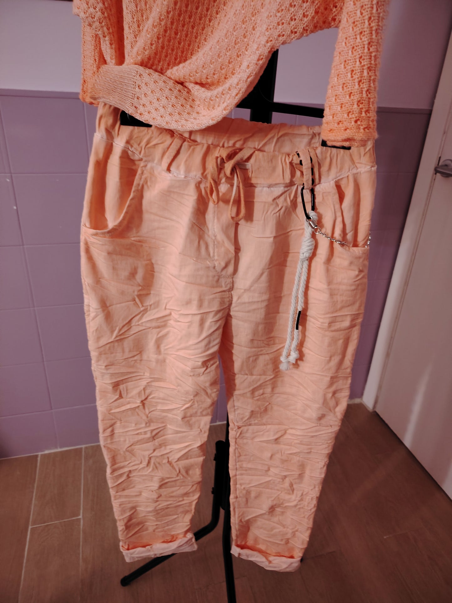 Pantalón arrugado naranja